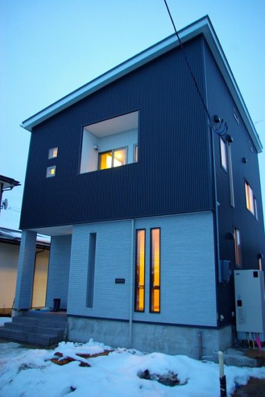 MONO(白) × KURO(黒)の家。／ 三条市 ／ S 様邸・新築